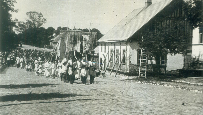 Devintinių procesija Punske (ties kino pastatu, kur vyko LVKD suvažiavimas), 1957 m.