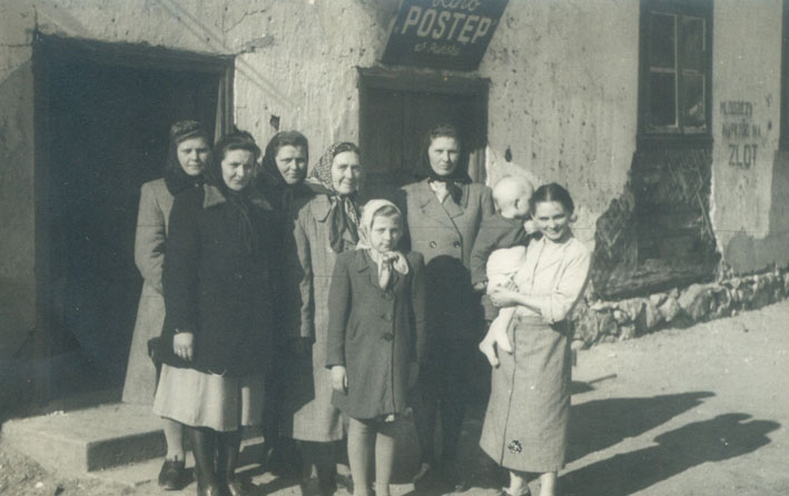 Lietuvių veikėjai prie kino "Postęp", 1956 m.