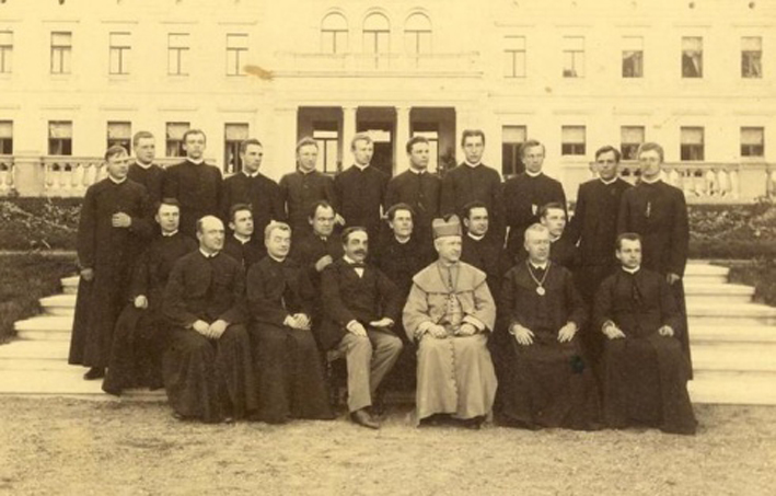 Seinų vyskupas su dvasininkais. Kauno arkivyskupijos muziejaus nuotrauka.